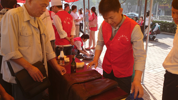 武漢皮新彩公益活動