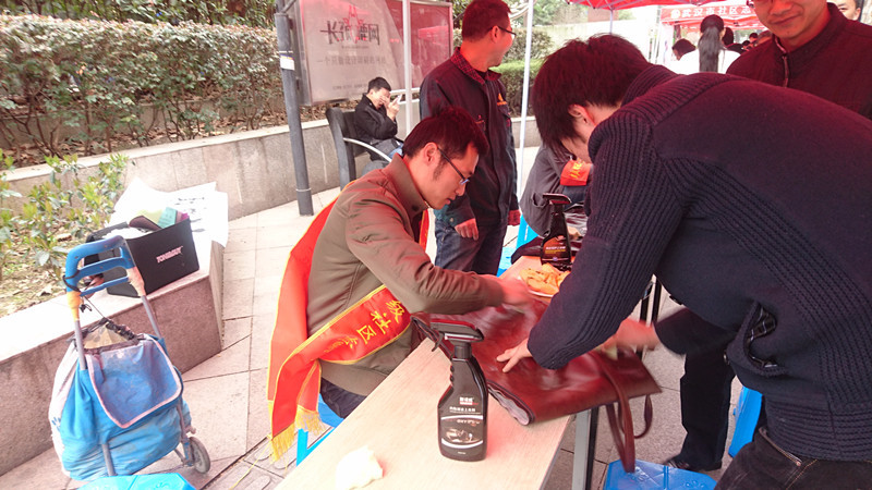 皮新彩沙發(fā)護(hù)理在做義工