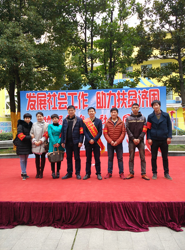 皮新彩沙發(fā)護(hù)理在做義工